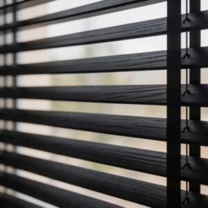 Zwarte houten jaloezieën