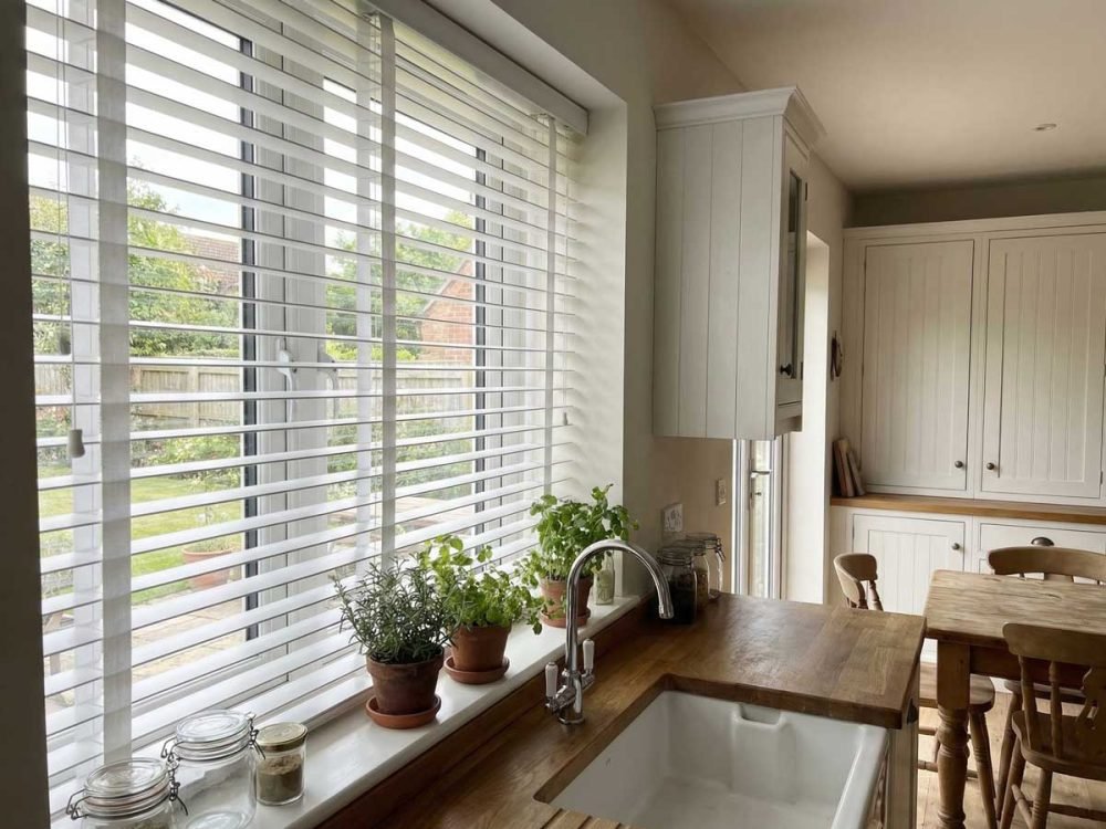 Witte houten jaloezieën