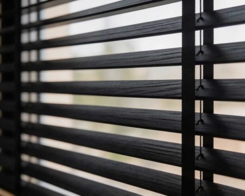 Zwarte houten jaloezieën